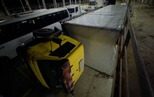 Durante travessia Salvador-Itaparica, caminhão tomba e assusta passageiros