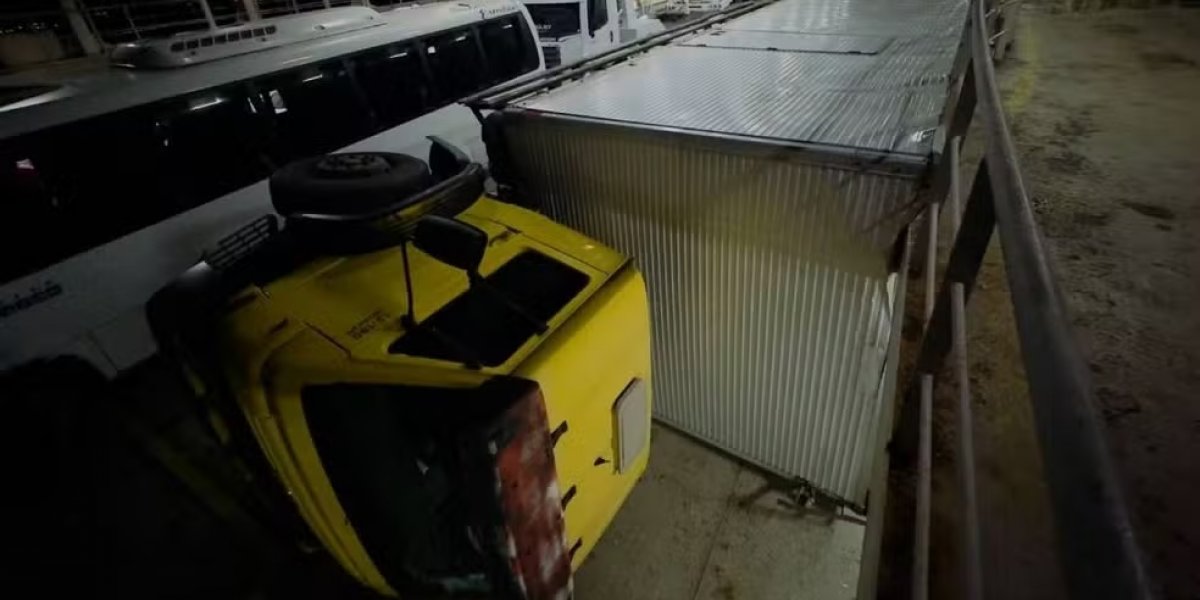 Durante travessia Salvador-Itaparica, caminhão tomba e assusta passageiros