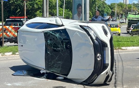 Fuga termina em capotamento na Paralela e dupla é presa pela PM