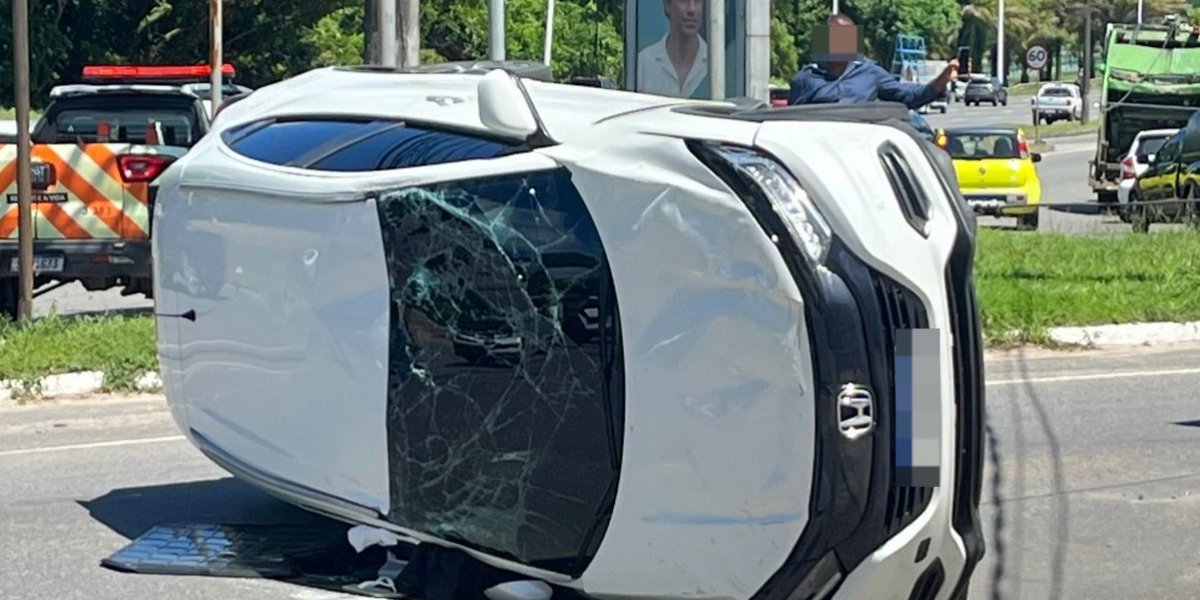 Capotamento de veículo modelo Honda HR-V, de cor branca