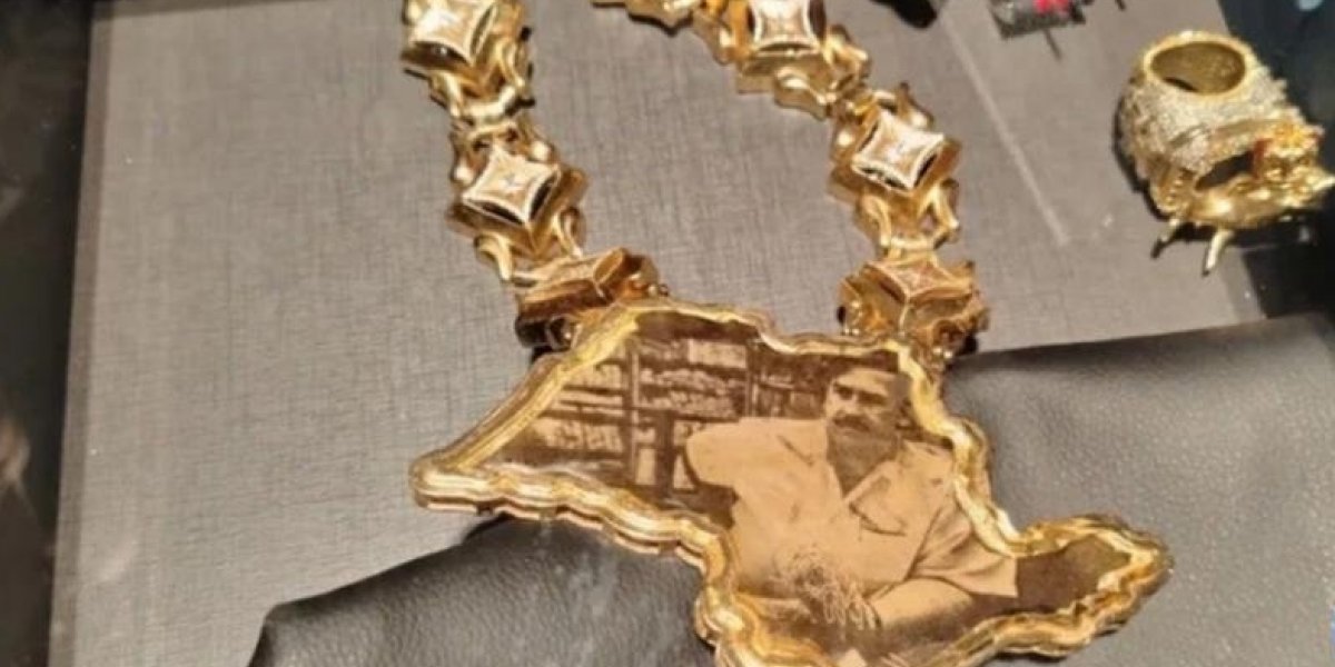 Colar com imagem de Pablo Escobar de Mc Ryan SP