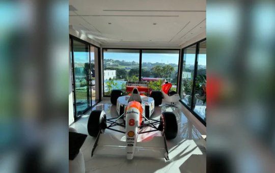 Réplica de Fórmula 1 de Ayrton Senna é apreendida em casa de influenciador