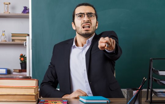 Professor é condenado por falar sobre seios de aluna: 'Grandões'