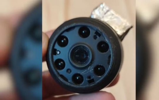 Caso chocante: mulher acha câmera escondida no ventilador do quarto e suspeita é o ex-marido