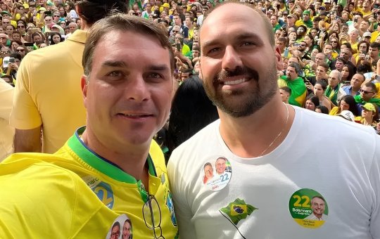 Flávio Bolsonaro descarta indicação de Eduardo como ministro em possível governo