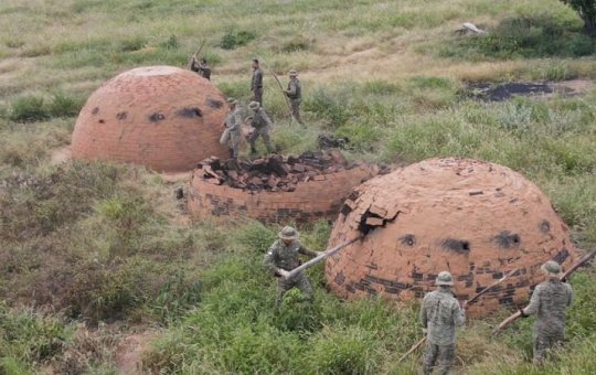 PM encontra 300 fornos clandestinos e apreende 30 toneladas de carvão na Bahia