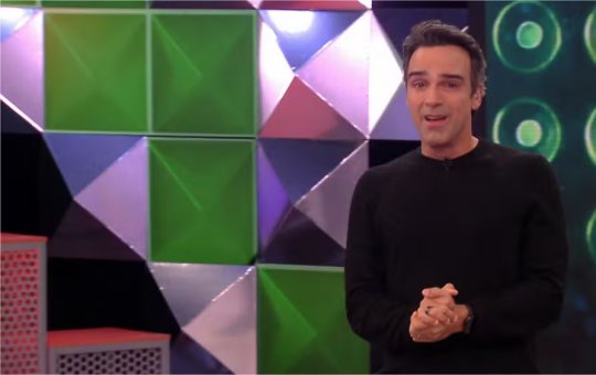 Em luto pelo irmão, Tadeu Schmidt explica por que decidiu apresentar o BBB 26 e faz homenagem emocionada ao vivo