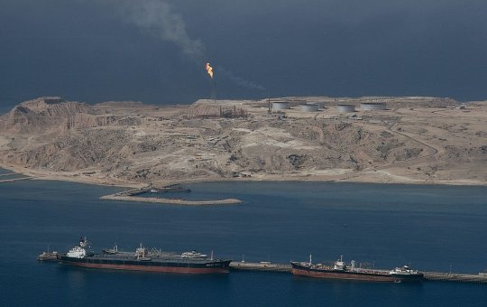 Irã volta a fechar o Estreito de Ormuz e eleva tensão global