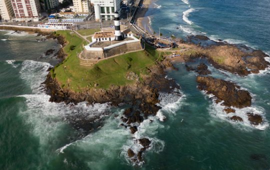 Homem é salvo por banhistas após quase se afogar no Buraco da Sereia, em Salvador