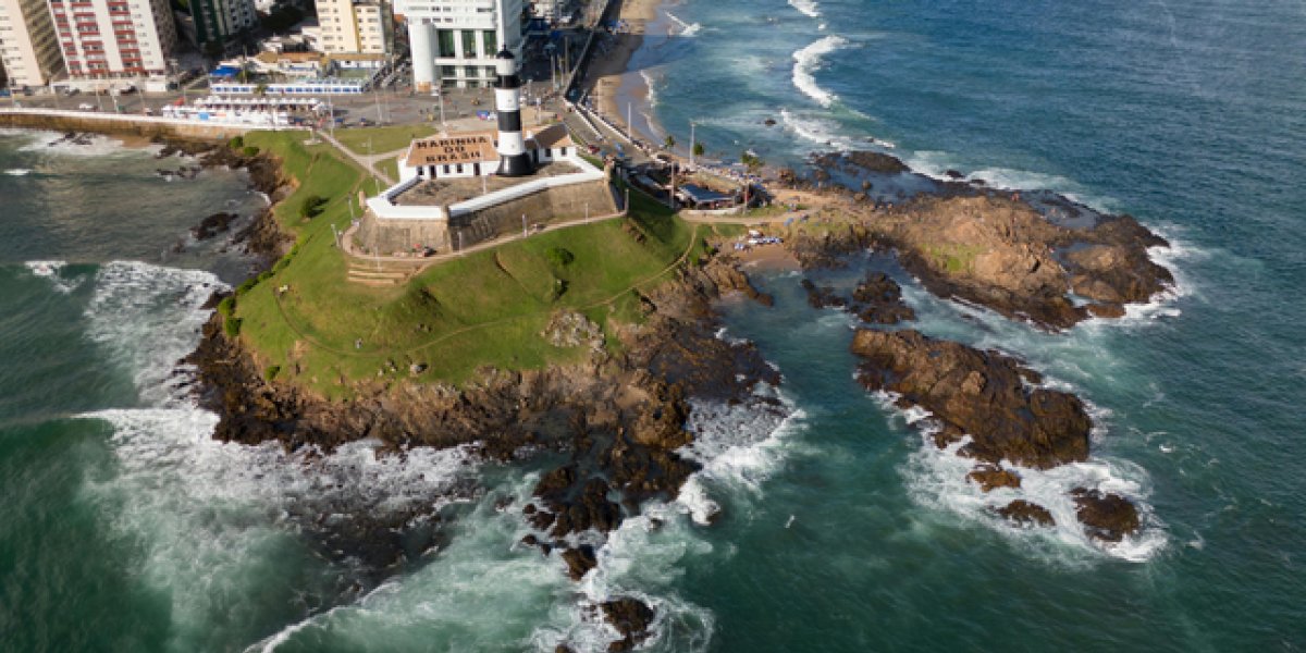 Homem é salvo por banhistas após quase se afogar no Buraco da Sereia, em Salvador