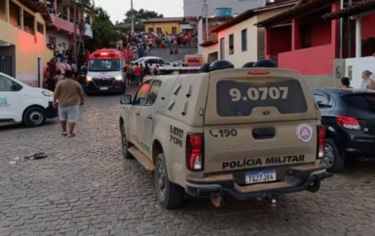 Acidente no interior deixa avó e neto mortos após carro invadir imóvel