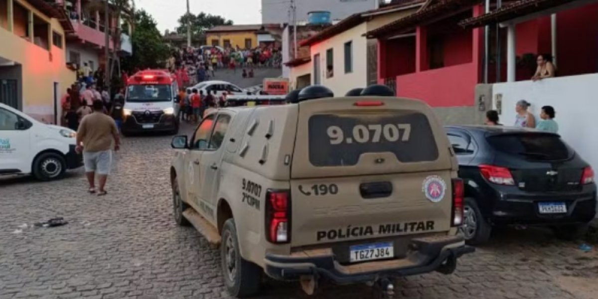 Acidente no interior deixa avó e neto mortos após carro invadir imóvel