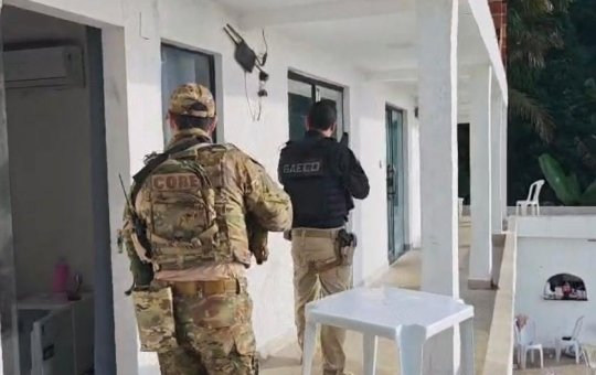 Mulher de líder de facção baiana é detida durante operação em favela do Rio de Janeiro