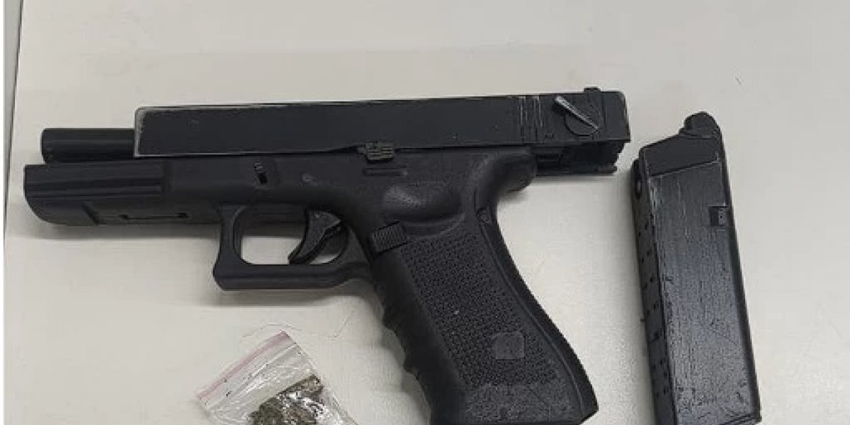 Homem é preso com simulacro de arma e maconha no Jardim Valéria II, em Salvador