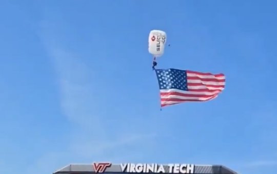 Paraquedista cai e fica preso em placar eletrônico nos Estados Unidos