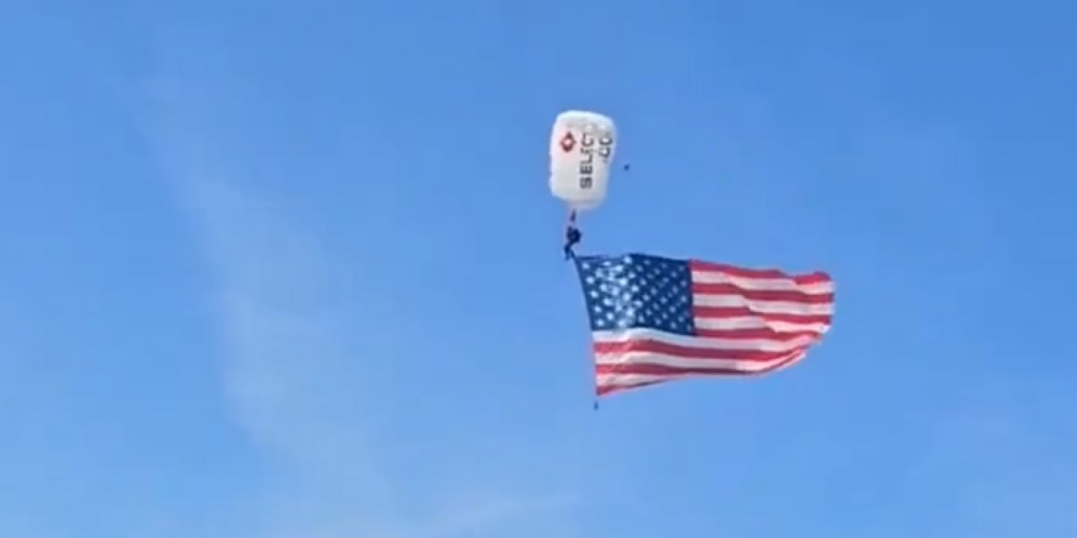 Paraquedista cai e fica preso em placar eletrônico nos Estados Unidos