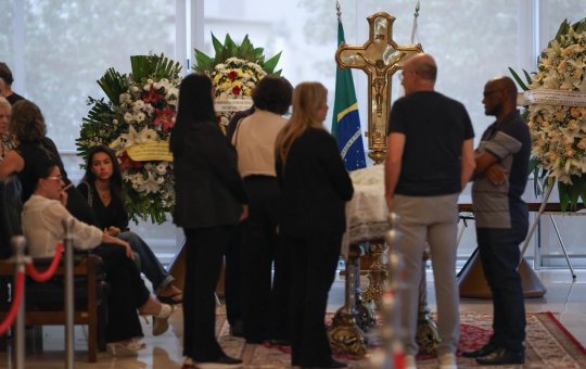 Velório do pai de Ana Paula Renault é marcado por emoção da família 