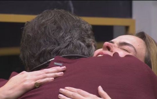 Tadeu Schmidt entra na casa do BBB 26, se declara aos finalistas e emociona participantes