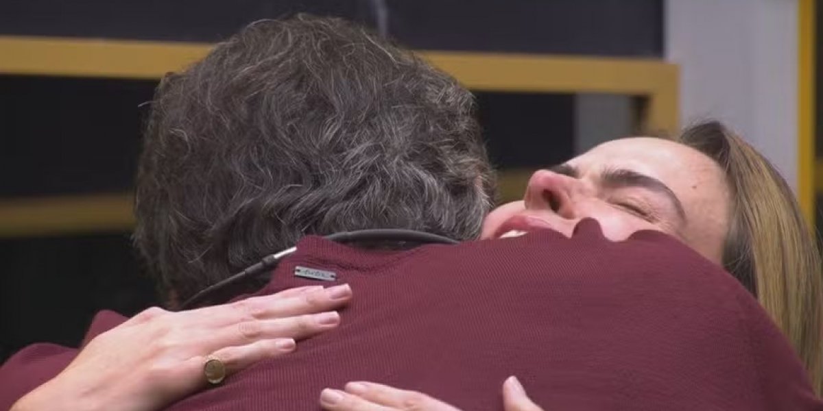 Tadeu Schmidt abraça Ana Paula Renault