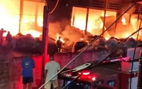 Incêndio de grande porte atinge galpão de reciclagem em Camaçari