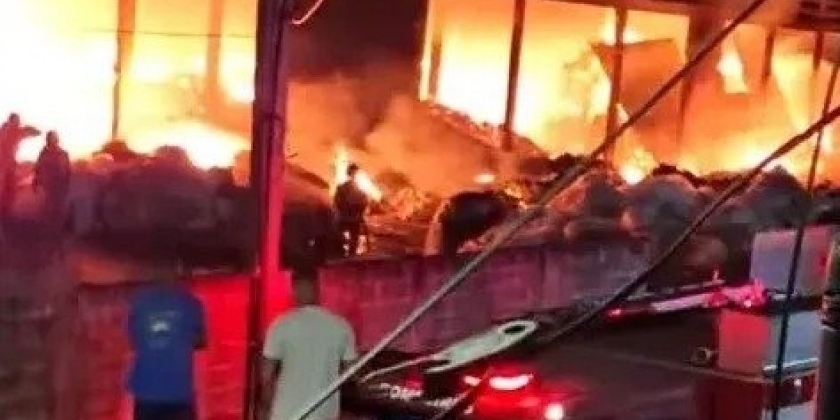 Incêndio de grande porte atinge galpão de reciclagem em Camaçari