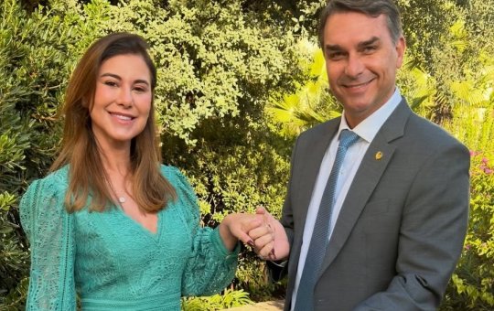 Esposa de Flávio Bolsonaro afirma ter “reeducado” o marido e reforça imagem de “Bolsonaro moderado”