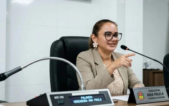 Vereadora vira alvo de críticas após fazer gesto obsceno em sessão na Câmara