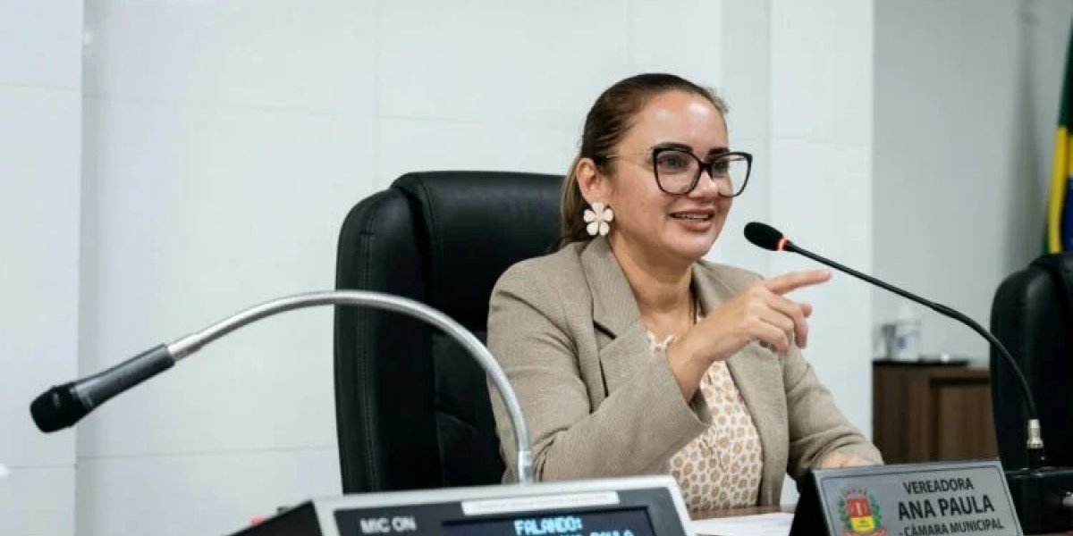 Vereadora vira alvo de críticas após fazer gesto obsceno em sessão na Câmara