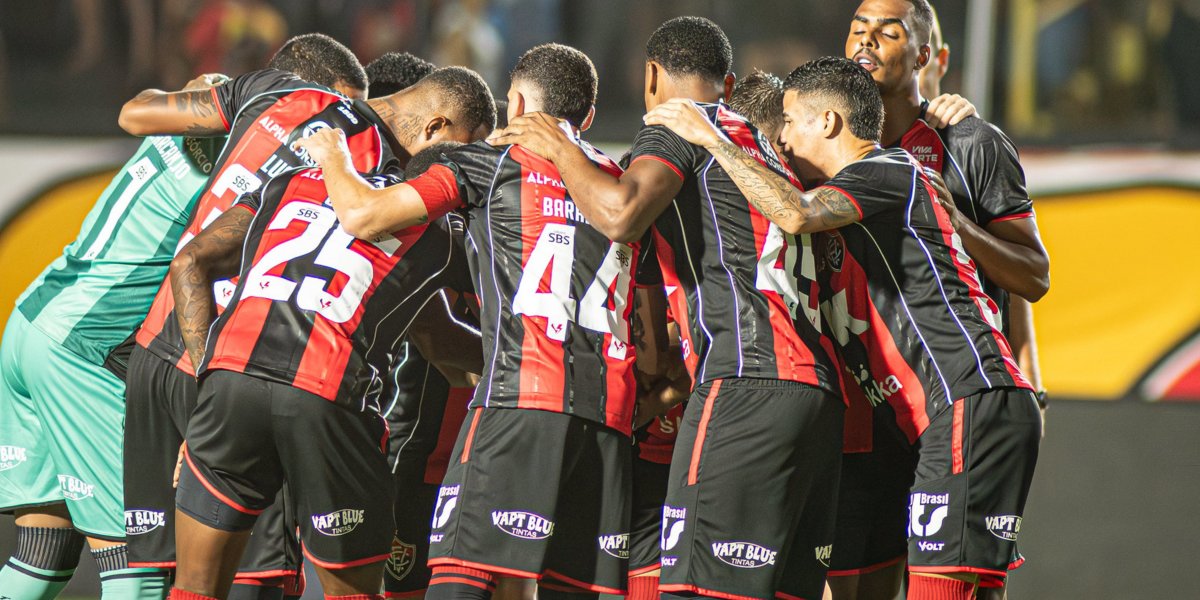 Jogadores do Vitória reunidos antes da partida contra o Corinthians