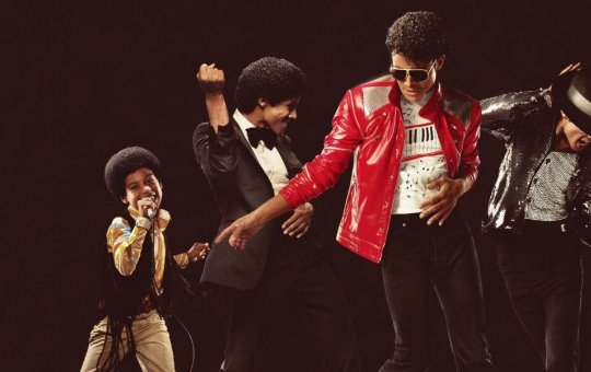 “Michael” emociona e arrepia, mas tropeça ao contar a própria história