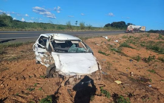 Mulher morre e bebê de 1 ano fica ferido em acidente com caminhão no oeste da Bahia