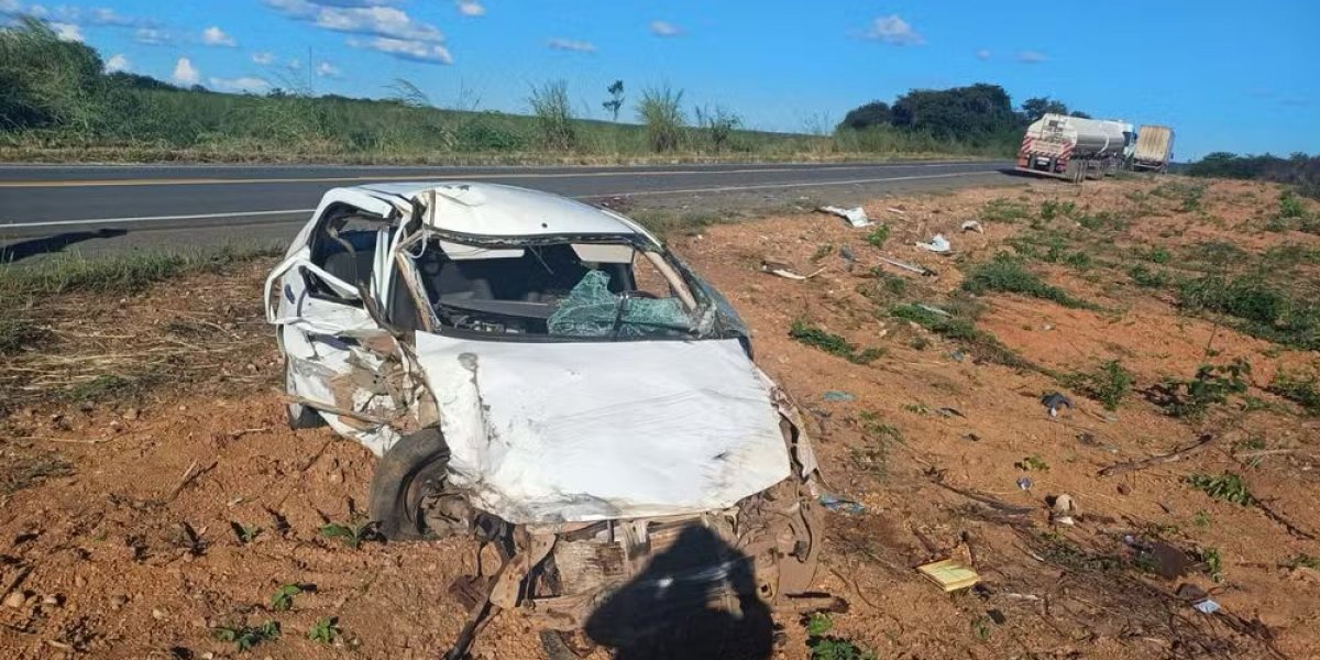 Carro danificado em acidente na BR-135