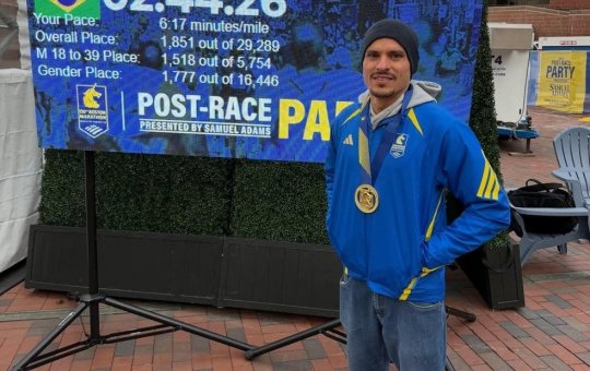 Brasileiro ajuda corredor exausto na reta final e vira destaque na Maratona de Boston