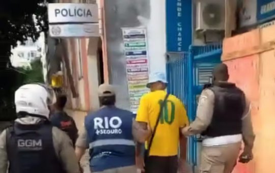 Turista argentino com camisa da seleção brasileira é preso por suspeita de racismo no Rio de Janeiro