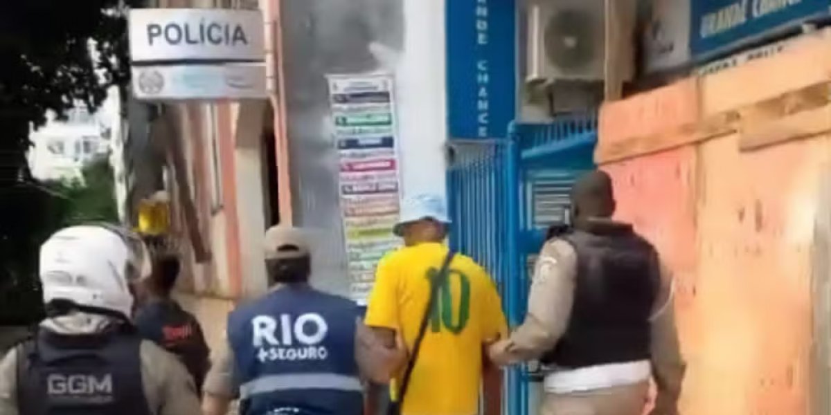 Turista argentino com camisa da seleção brasileira é preso por suspeita de racismo no Rio de Janeiro