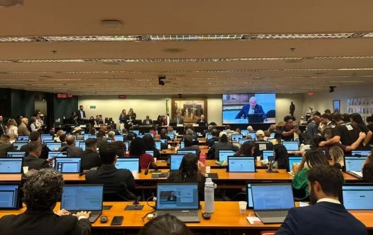 CCJ aprova escala 6X1 no Brasil; Governo e congresso discutem a proposta