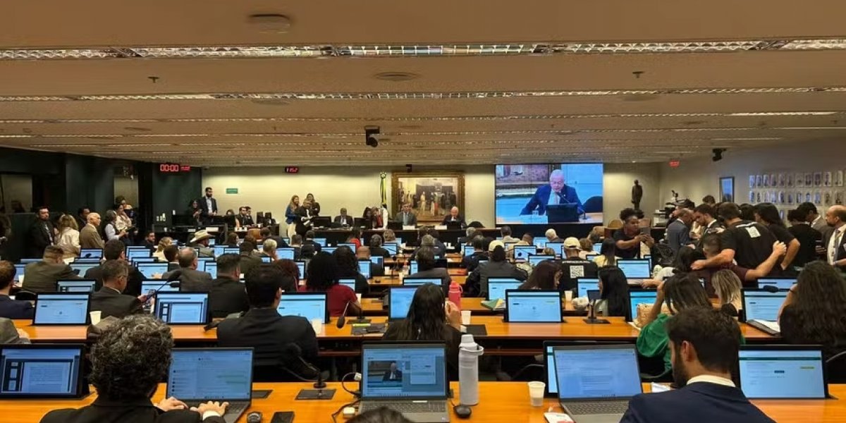 CCJ aprova escala 6X1 no Brasil; Governo e congresso discutem a proposta