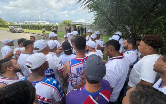 Torcedores do Bahia realizam protestos no CT e cobram elenco após derrota pela Copa do Brasil