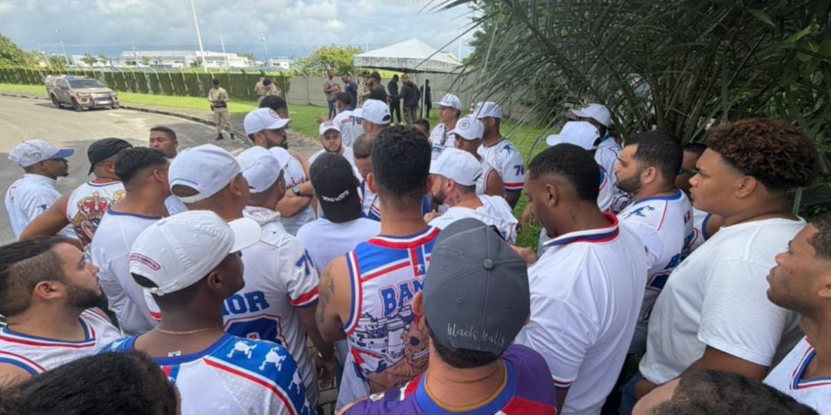 Torcedores do Bahia realizam protestos no CT e cobram elenco após derrota pela Copa do Brasil