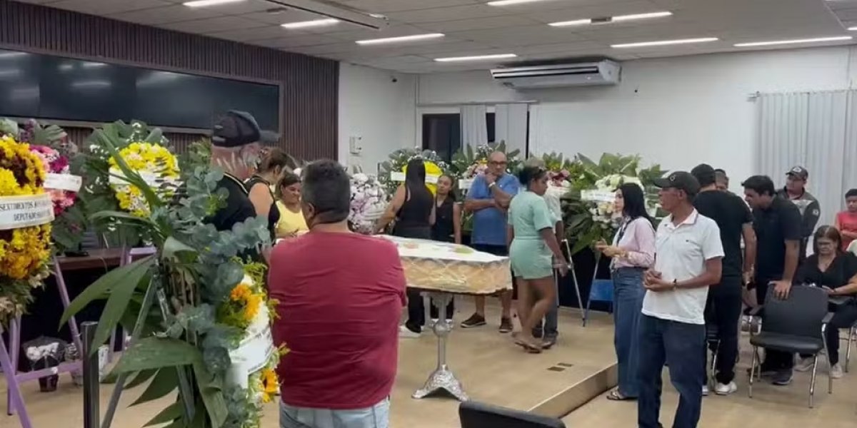Corpo de baiana candidata a miss que morreu ao cair de prédio é sepultado no extremo sul da Bahia