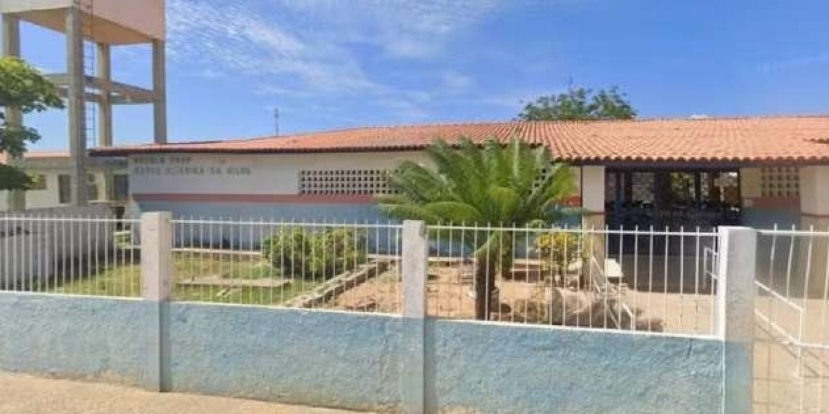 Professor é afastado após tirar roupa em sala de aula no norte da Bahia