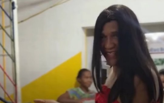 Com vestido e peruca, deputado Isidório grava vídeo defendendo pastor de Feira de Santana