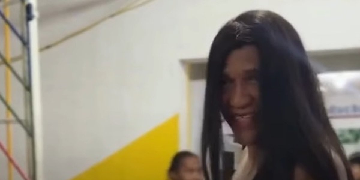 Deputado Pastor Isidório vestido de mulher