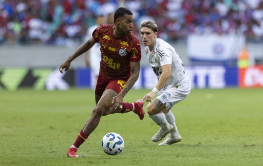 Jean Lucas carrega bola