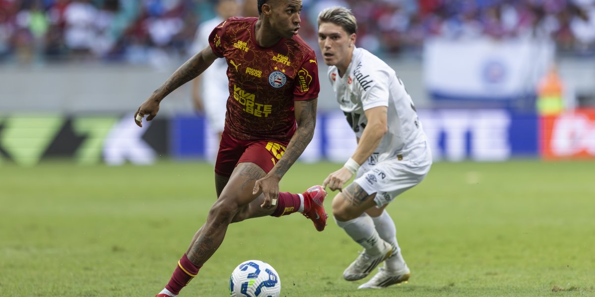 Jean Lucas carrega bola