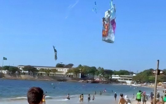 Balão cai no mar em Copacabana e provoca susto em banhistas