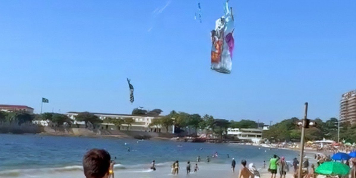 Balão cai no mar em Copacabana e provoca susto em banhistas