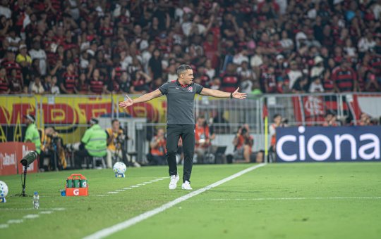 Jair Ventura critica arbitragem por não ir ao VAR em jogo contra o Athletico-PR: 'Não dá pra brigar com a imagem'