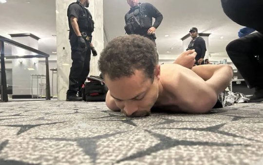 Atirador que invadiu jantar com Donald Trump passa por audiência nesta segunda