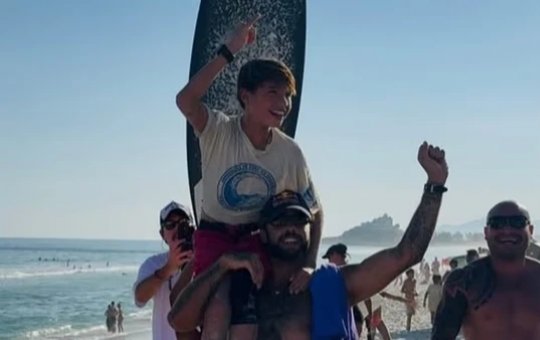 Filho de Pedro Scooby e Luana Piovani vence primeiro campeonato de surfe